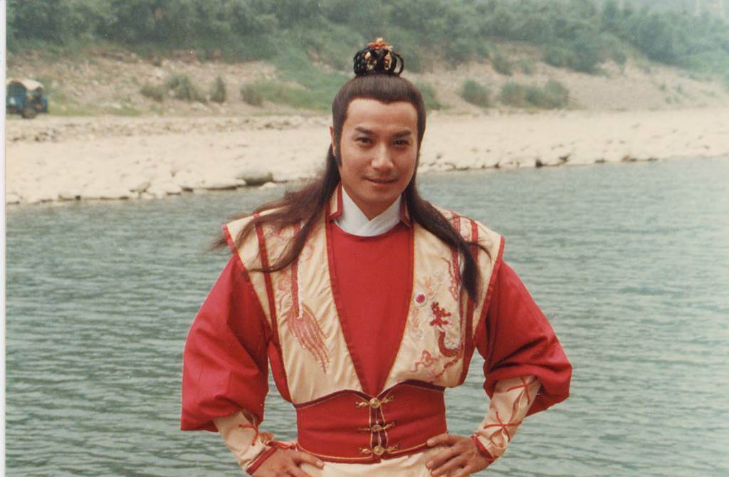 出道一甲子！75歲專業反派「升格當爺爺」輕捧孫女：心都化了　「早就備好嫁妝」三代同框畫面曝