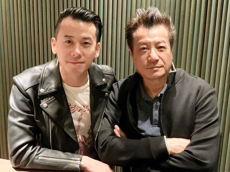 出道一甲子！75歲專業反派「升格當爺爺」輕捧孫女：心都化了　「早就備好嫁妝」三代同框畫面曝