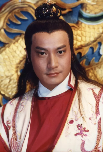 出道一甲子！75歲專業反派「升格當爺爺」輕捧孫女：心都化了　「早就備好嫁妝」三代同框畫面曝