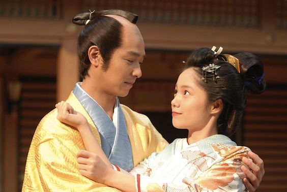 交往3個月就結婚！47歲資深女星「嫁高學歷大咖演員」　私下卻超節儉「騎腳踏車外出購物」