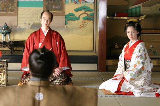 交往3個月就結婚！47歲資深女星「嫁高學歷大咖演員」　私下卻超節儉「騎腳踏車外出購物」