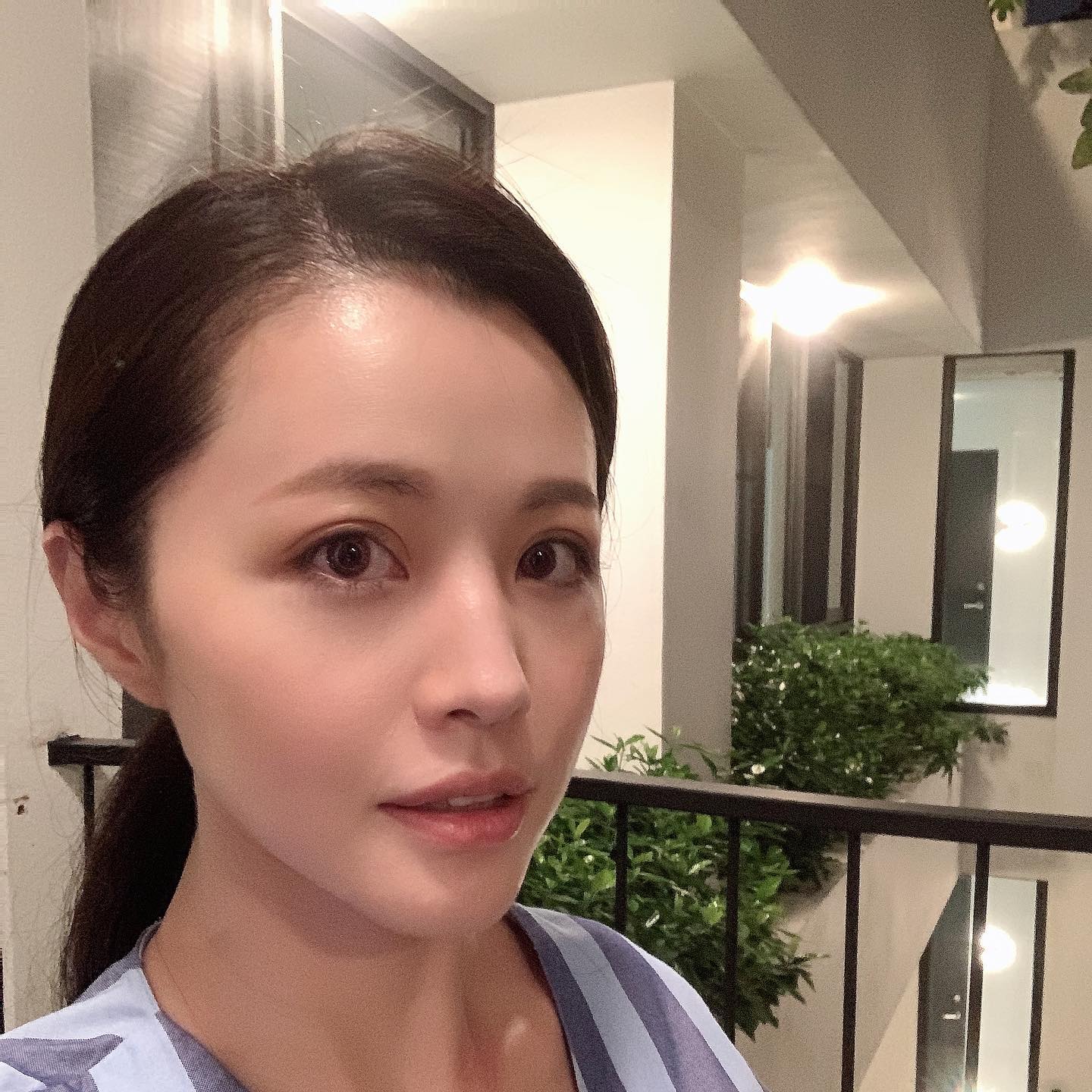 消失螢光幕2年！本土劇女星「嫁大咖歌手表弟」移民近況曝　自拍影片爆紅「喊話進軍好萊塢」