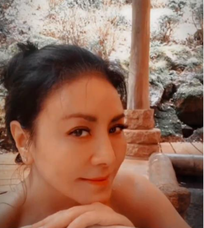 拍寫真爆紅！55歲性感女星「泡湯畫面流出」網瘋傳　被讚保養太好了「樂當果農近況曝」