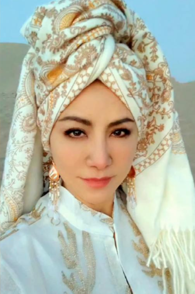 拍寫真爆紅！55歲性感女星「泡湯畫面流出」網瘋傳　被讚保養太好了「樂當果農近況曝」