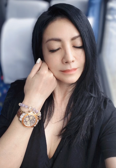 拍寫真爆紅！55歲性感女星「泡湯畫面流出」網瘋傳　被讚保養太好了「樂當果農近況曝」