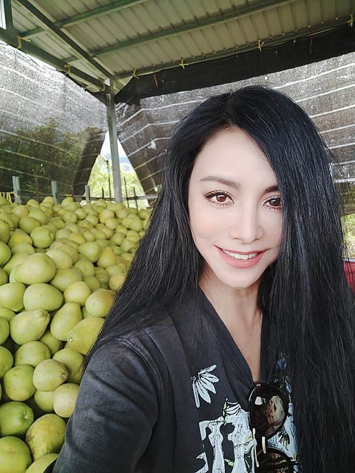 拍寫真爆紅！55歲性感女星「泡湯畫面流出」網瘋傳　被讚保養太好了「樂當果農近況曝」