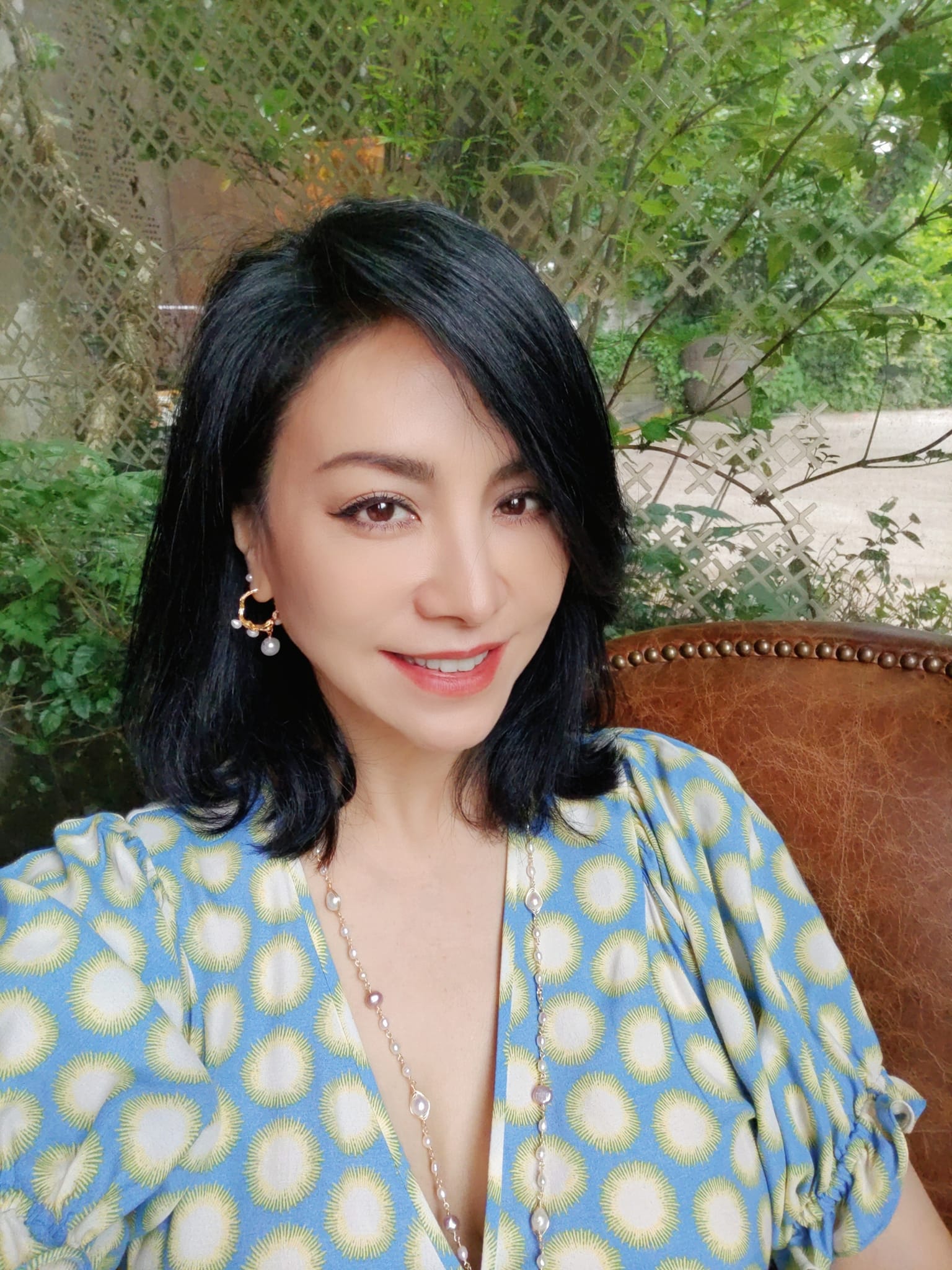 拍寫真爆紅！55歲性感女星「泡湯畫面流出」網瘋傳　被讚保養太好了「樂當果農近況曝」