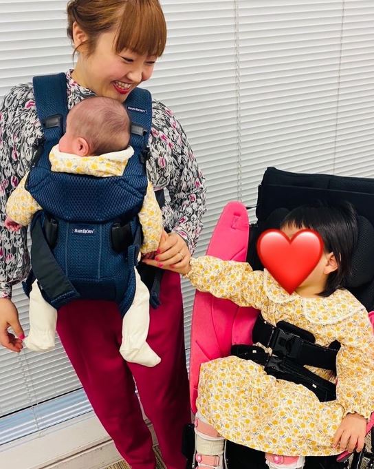 3歲愛女患腦麻！知名女諧星「笑容背後藏悲傷」緊牽孩子手　每天努力復健「照片曝光暖哭萬人」
