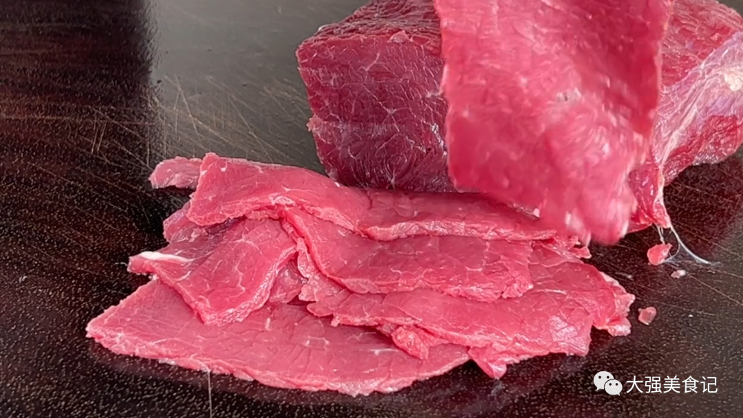 老年人摔一跤就骨折！50歲後「2種肉再貴也要吃」增強骨骼：防止骨質疏鬆