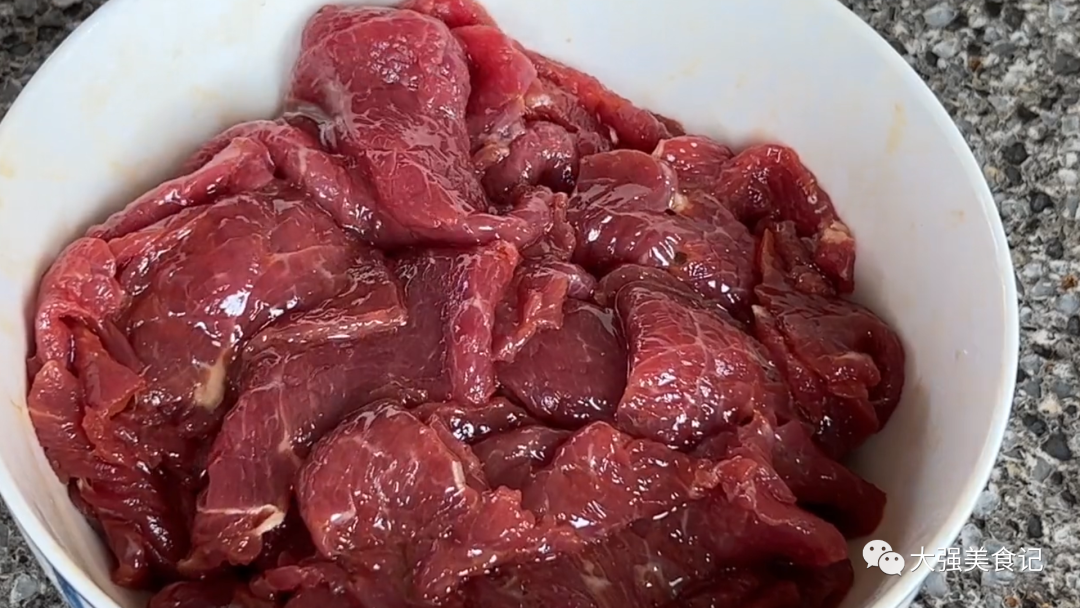 老年人摔一跤就骨折！50歲後「2種肉再貴也要吃」增強骨骼：防止骨質疏鬆