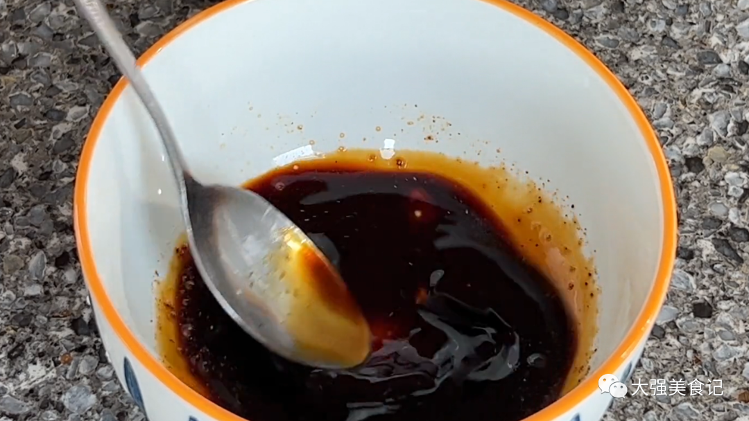 老年人摔一跤就骨折！50歲後「2種肉再貴也要吃」增強骨骼：防止骨質疏鬆