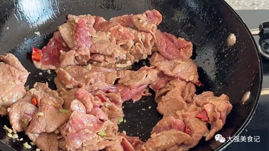 老年人摔一跤就骨折！50歲後「2種肉再貴也要吃」增強骨骼：防止骨質疏鬆