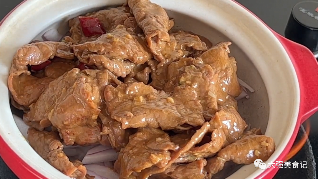 老年人摔一跤就骨折！50歲後「2種肉再貴也要吃」增強骨骼：防止骨質疏鬆