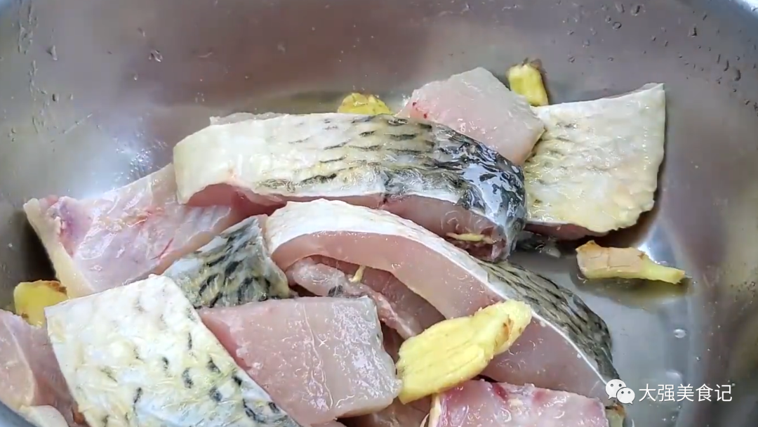 老年人摔一跤就骨折！50歲後「2種肉再貴也要吃」增強骨骼：防止骨質疏鬆