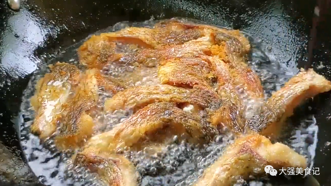 老年人摔一跤就骨折！50歲後「2種肉再貴也要吃」增強骨骼：防止骨質疏鬆