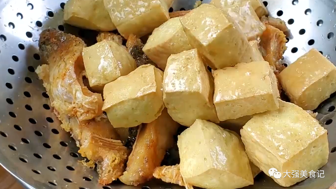 老年人摔一跤就骨折！50歲後「2種肉再貴也要吃」增強骨骼：防止骨質疏鬆