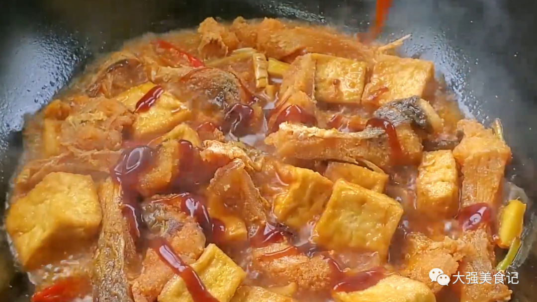 老年人摔一跤就骨折！50歲後「2種肉再貴也要吃」增強骨骼：防止骨質疏鬆