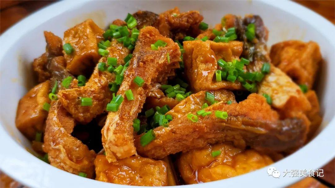 老年人摔一跤就骨折！50歲後「2種肉再貴也要吃」增強骨骼：防止骨質疏鬆