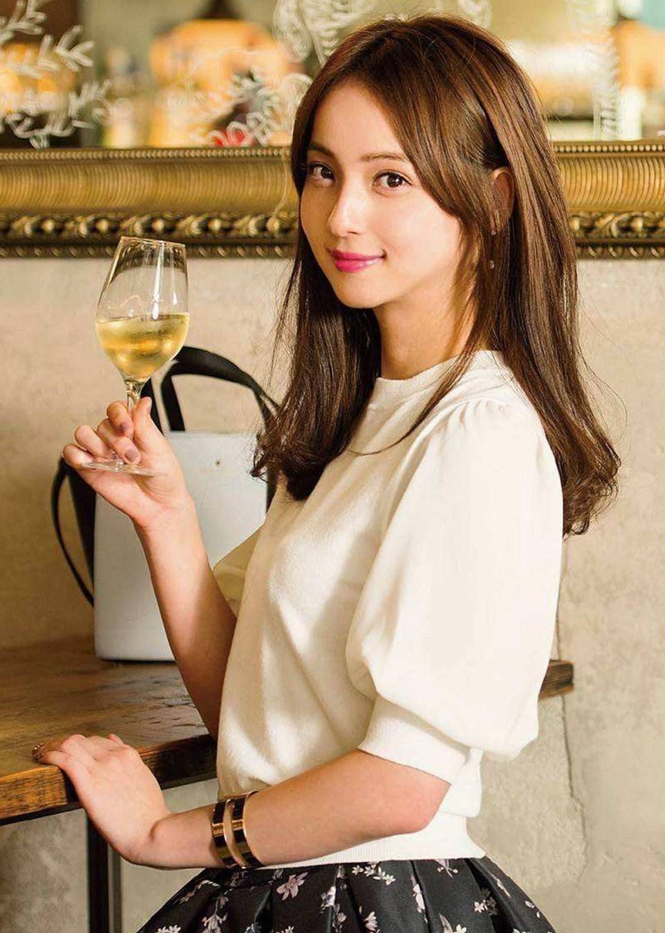 為何委屈自己？日本第一美女「原諒大16歲尪」偷吃182女　開心生二胎「我要守護老公」被笑太傻