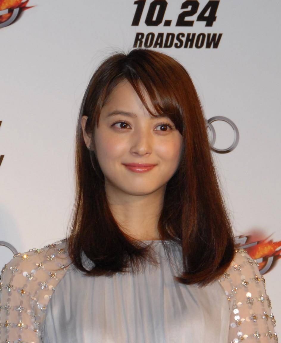 為何委屈自己？日本第一美女「原諒大16歲尪」偷吃182女　開心生二胎「我要守護老公」被笑太傻