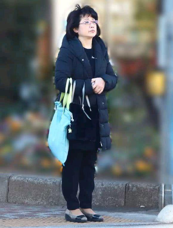 當紅時為愛隱退！65歲清純女星「結婚44年恩愛如初」　卸下明星光環「近照判若兩人」笑容沒停過