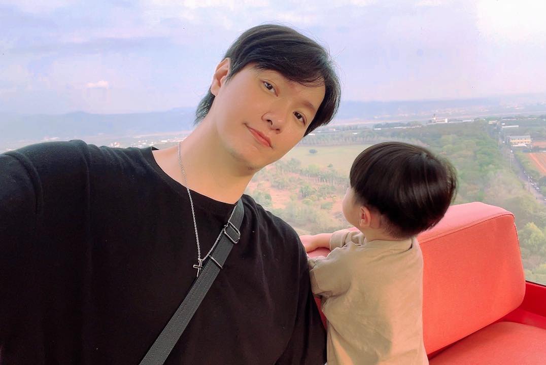 恭喜！本土劇男星「曬兒子拿超音波照」宣布愛妻懷二胎　湊成一家四口「努力當運將養家」