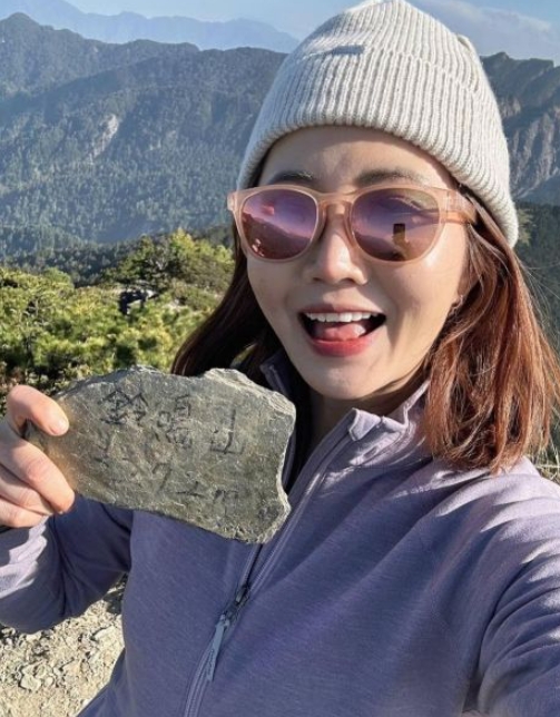 謝忻驚傳爬山失聯！她拍影片求救「心臟快不行了」跪趴在地　山友氣炸「她一開始就鬧事」：全團被她拖累