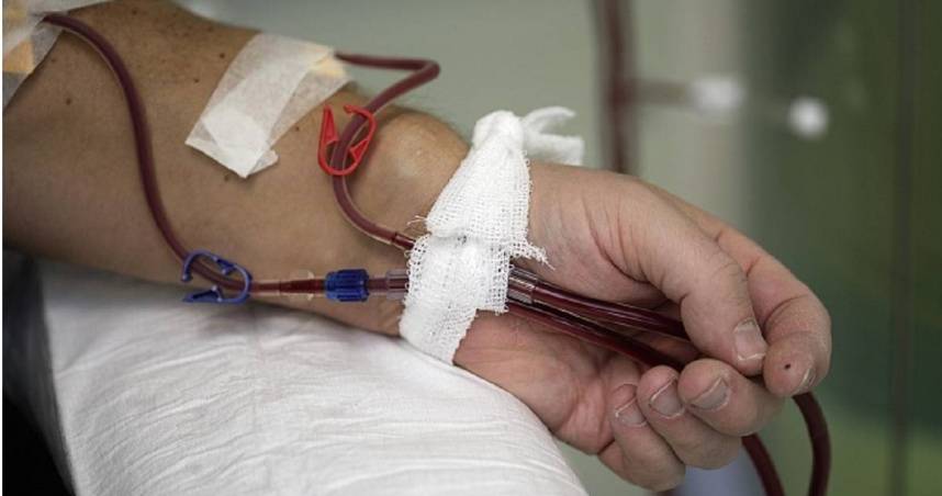 突然水腫！中年男急就醫曝「每天喝2杯這果汁」　醫生搖頭嘆「要一輩子洗腎」：很多人愛喝