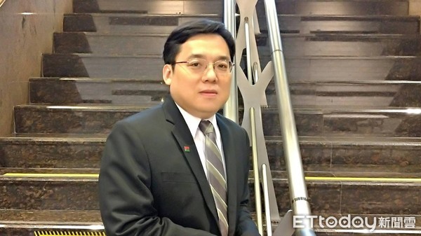 連父後事都沒來！姐姐長住國外20年「肖想分3億遺產」　妹妹怒「國籍都沒了怎能分」律師無奈解答了