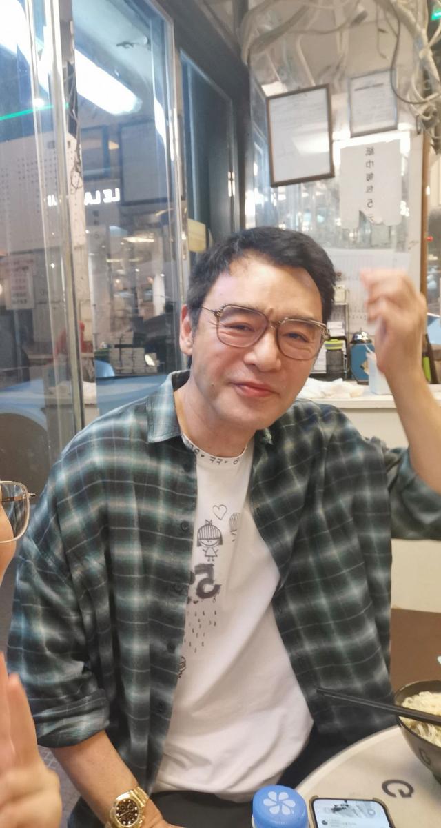 小吃攤捕獲70歲天王！大方搭肩「臉上零皺紋」凍齡像中年人　往旁一看「愛妻悄悄入鏡」1舉動閃瞎全網