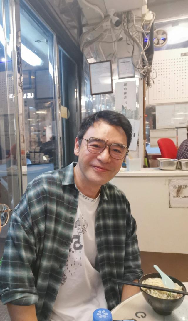 小吃攤捕獲70歲天王！大方搭肩「臉上零皺紋」凍齡像中年人　往旁一看「愛妻悄悄入鏡」1舉動閃瞎全網