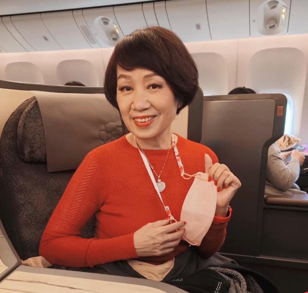 養病神隱10年！62歲玉女歌手「被爆突暈眩撞牆」嚇壞眾人　「近日合體羅時豐」再現經典嗓音