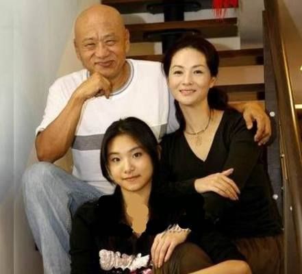 腦溢血入院！78歲老主持「躺加護病房20天」斷聯小18歲嫩妻　愧疚不是好丈夫「獨過隱居生活」近況曝