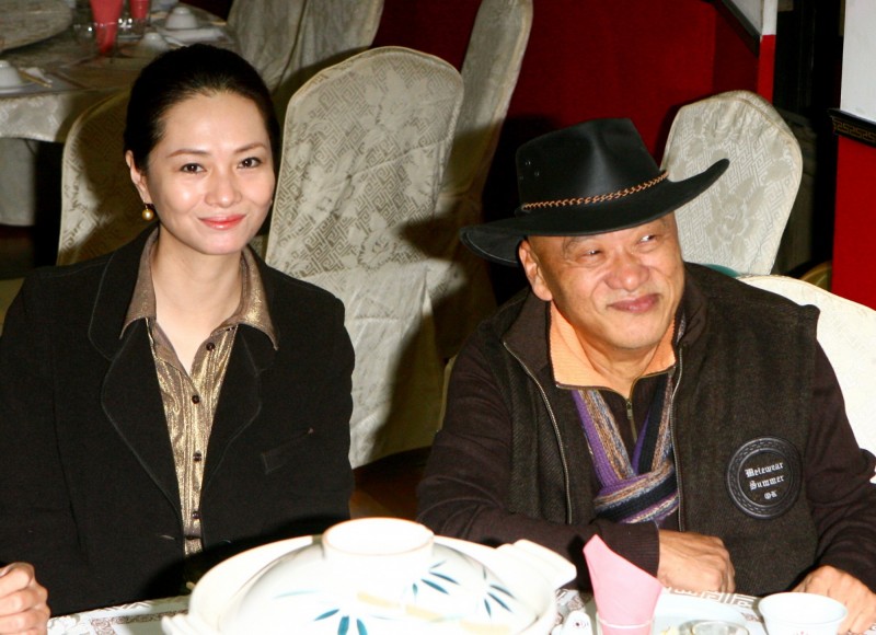 腦溢血入院！78歲老主持「躺加護病房20天」斷聯小18歲嫩妻　愧疚不是好丈夫「獨過隱居生活」近況曝
