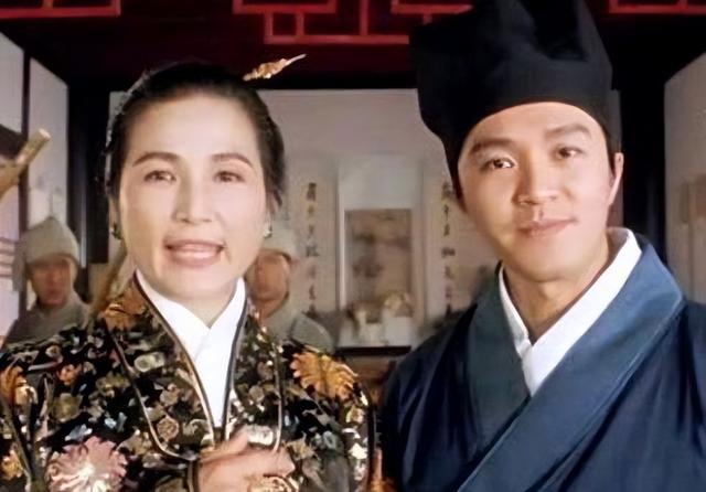 坐輪椅現身！一代俠女「早年舊疾纏身」4兒女飛國外盡孝　開心升格嬤「曝半退休生活」抱混血寶寶