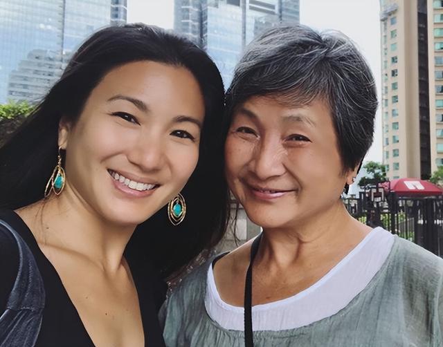 坐輪椅現身！一代俠女「早年舊疾纏身」4兒女飛國外盡孝　開心升格嬤「曝半退休生活」抱混血寶寶