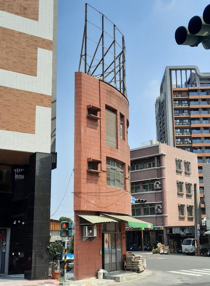 寬度才6塊磚頭！高雄驚見「三層樓紙片屋」網驚怎麼住人　在地人笑「屋主真的賺翻」揭驚人內幕