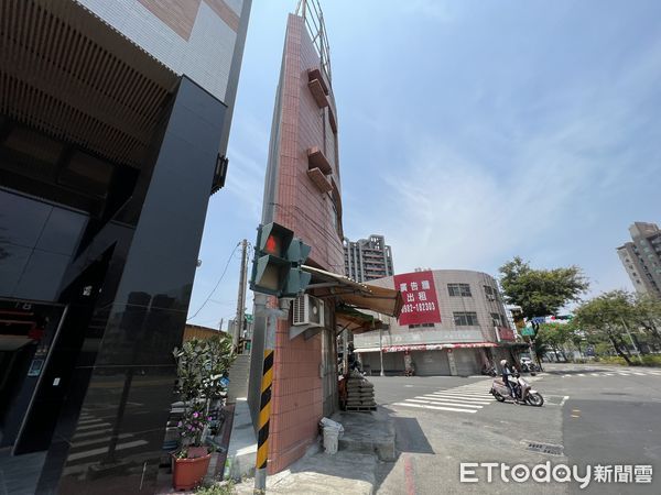 寬度才6塊磚頭！高雄驚見「三層樓紙片屋」網驚怎麼住人　在地人笑「屋主真的賺翻」揭驚人內幕