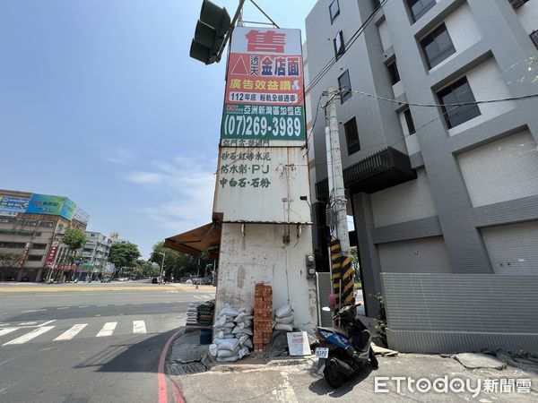 寬度才6塊磚頭！高雄驚見「三層樓紙片屋」網驚怎麼住人　在地人笑「屋主真的賺翻」揭驚人內幕