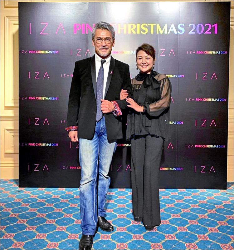 目睹老公家中輕生！63歲女星忍痛1年「終於放手下葬骨灰」　崩潰「連家門都走不出」：只想放過自己