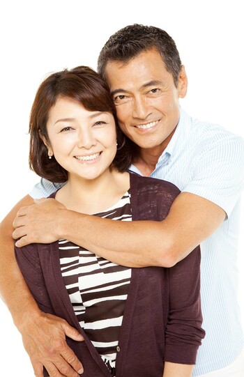 目睹老公家中輕生！63歲女星忍痛1年「終於放手下葬骨灰」　崩潰「連家門都走不出」：只想放過自己