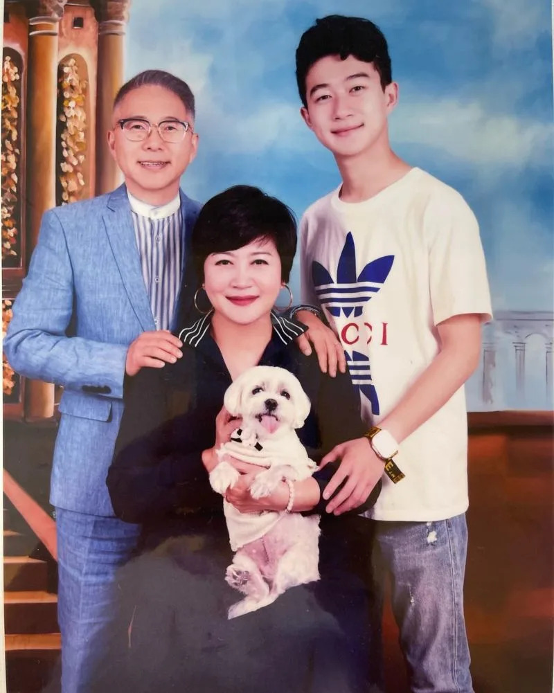 才買10萬包孝敬母！崔佩儀嗨翻宣布「愛子考上第一志願」　「赴美念書1年多」欣慰：爸媽的驕傲