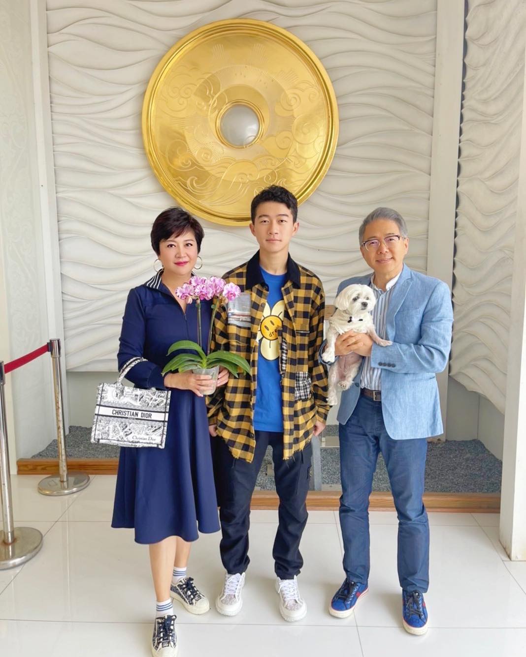 才買10萬包孝敬母！崔佩儀嗨翻宣布「愛子考上第一志願」　「赴美念書1年多」欣慰：爸媽的驕傲