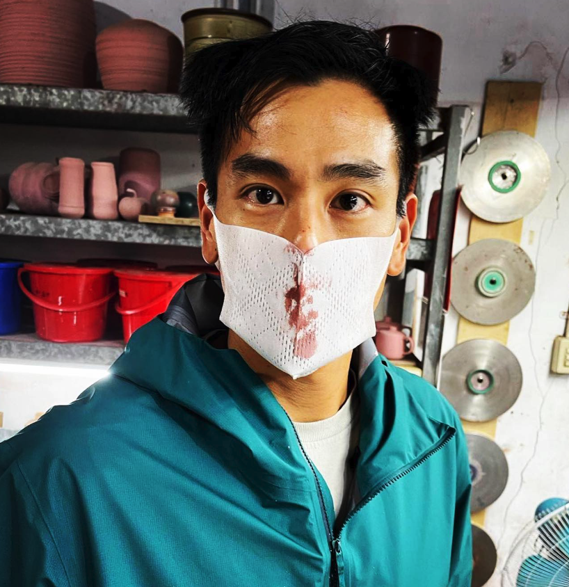 低調男神彭於晏台北街頭遛狗 彎腰清理狗便獲網友好評：帥氣又暖心