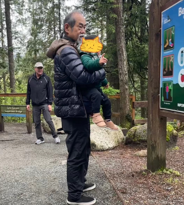 全家移居加拿大！老戲骨爬山被捕獲「主動打招呼」　「抱孫仍健步如飛」網讚嘆：不愧是練家子