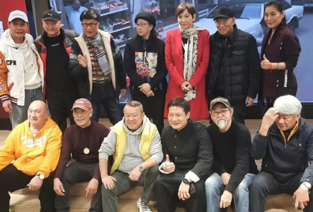 全家移居加拿大！老戲骨爬山被捕獲「主動打招呼」　「抱孫仍健步如飛」網讚嘆：不愧是練家子