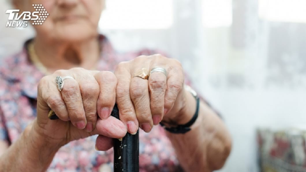 罹肝癌沒治療！80歲阿嬤「每天喝1杯蔬果汁」腫瘤離奇消失　醫公開「3種配方」驚呼：太神奇了
