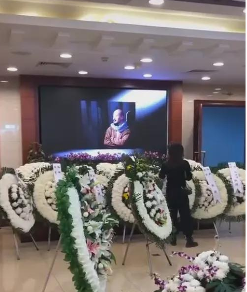 一路走好！41歲男演員遺體告別儀式　「父母坐輪椅痛哭」眾星送花圈道別：願天堂沒有病痛