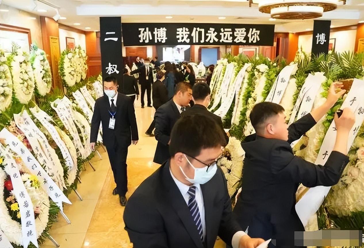 一路走好！41歲男演員遺體告別儀式　「父母坐輪椅痛哭」眾星送花圈道別：願天堂沒有病痛
