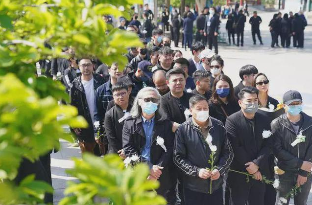 一路走好！41歲男演員遺體告別儀式　「父母坐輪椅痛哭」眾星送花圈道別：願天堂沒有病痛
